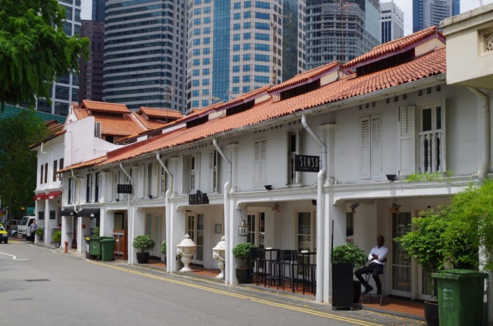 Case coloniali davanti a grattacieli a Singapore