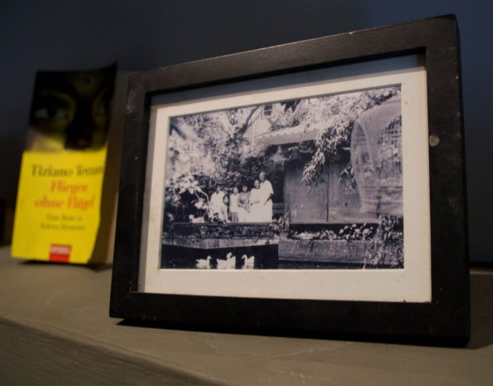 Foto di Tiziano Terzani esposta a Turtle House