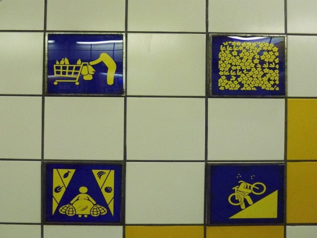 Piastrelle sui muri delle fermate della metropolitana Carmelit di Haifa, Israele