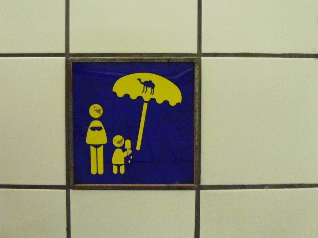 Particolare delle piastrelle sui muri delle fermate della metropolitana Carmelit di Haifa, Israele