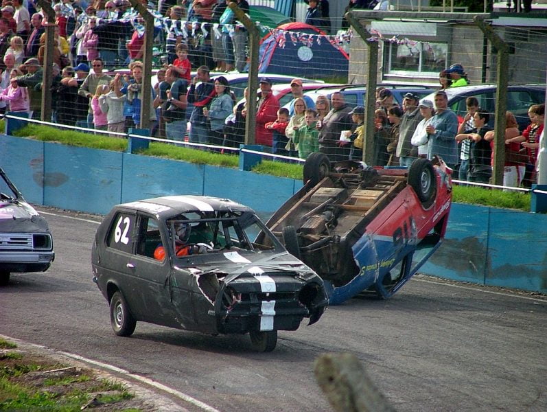 Gara automobilistica in Inghilterra con macchine a tre ruote della Reliant