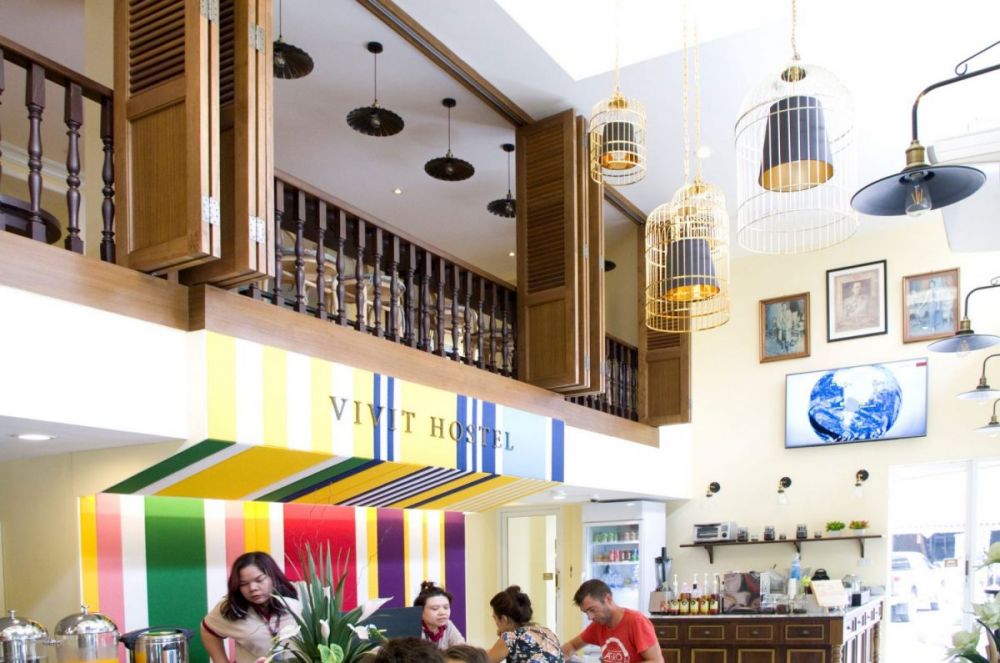 L'ingresso del Vivit Hostel Bangkok, con vista del balcone della sala superiore