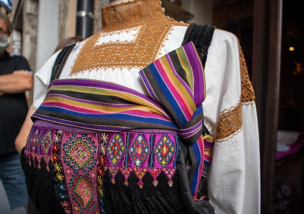 Abito tradizionale di Varallo Sesia decorato con pizzo puncetto, ricami e ligam