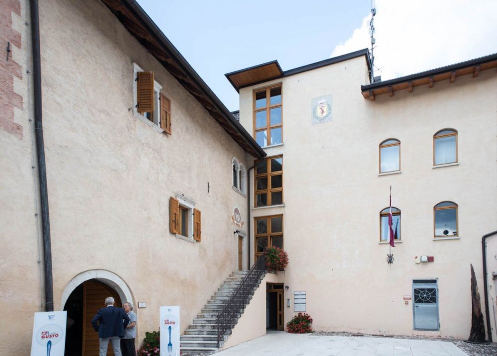 Il municipio del Comune di Sarnonico dove si sono svolte le degustazioni dell'evento di anteprima di #AComeGusto