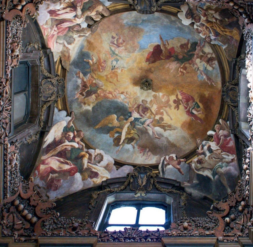 Affresco di Sebastiano Ricci Trionfo di anime in un volo di angeli sulla volta dell'ossario di San Bernardino alle Ossa