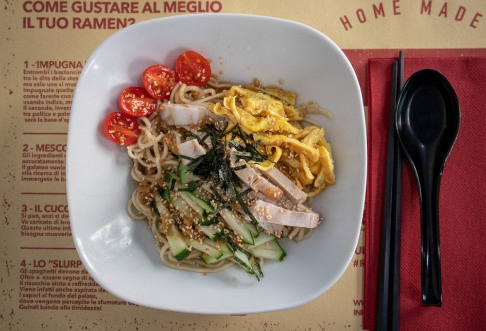 I ramen estivi giapponesi senza brodo serviti da Ramen Bar Akira