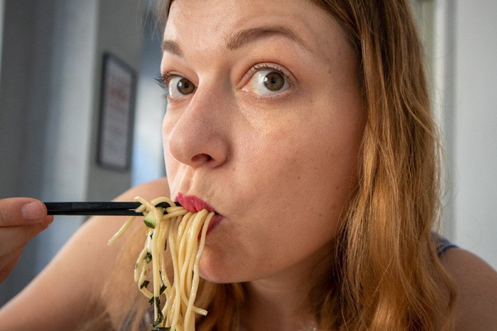 Paola Bertoni mangia un piatto di ramen da Ramen Bar Akira di Torino