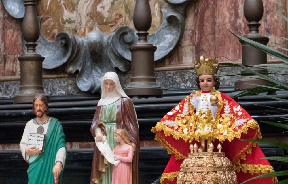 Altarino kitsch con santi e altri personaggi cattolici in plastica nella chiesa di San Bernardino alle Ossa a Milano