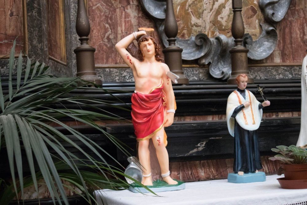 Altarino kitsch con santi e altri personaggi cattolici in plastica nella chiesa di San Bernardino alle Ossa a Milano