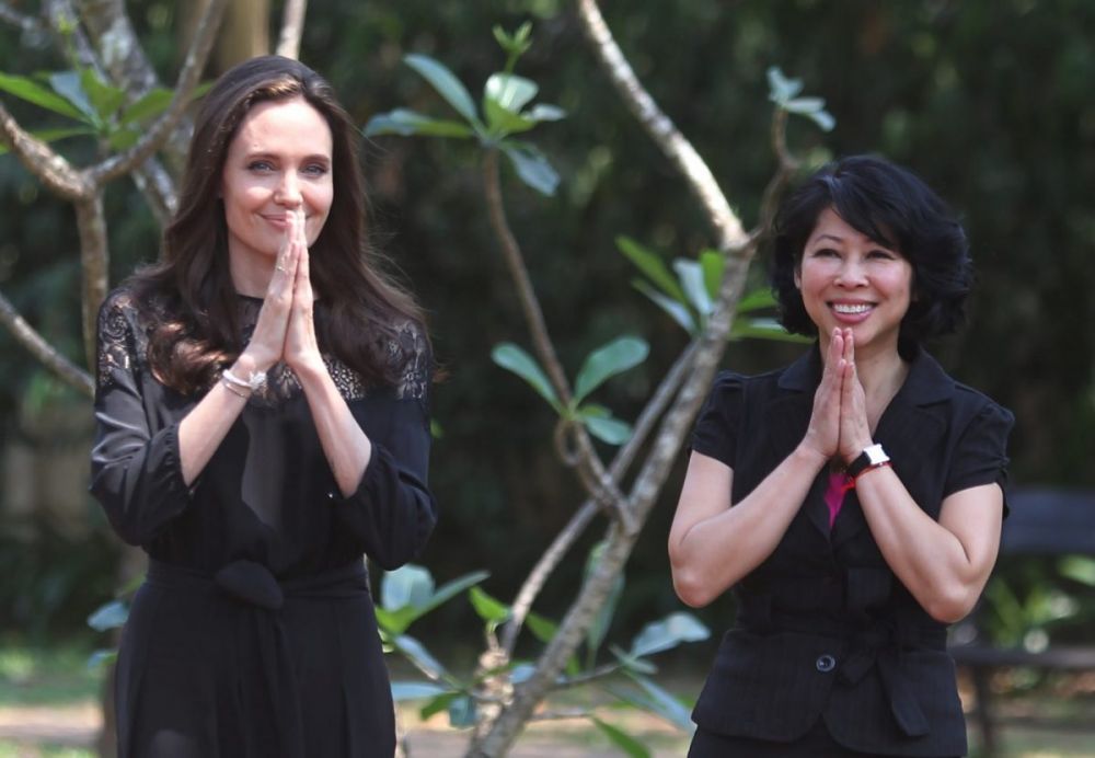 Angelina Jolie e Luong Ung alla conferenza stampa per la presentazione del film First they killed my father - Photo Reuters/Samrang Pring, fonte Newsweek