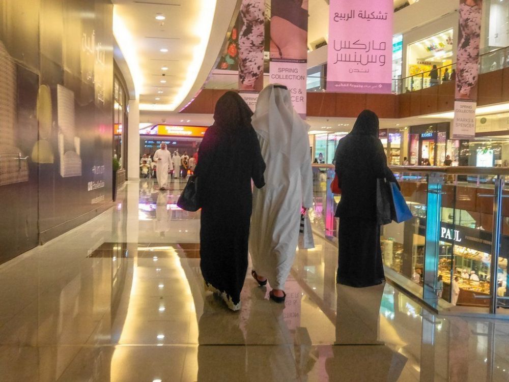 Donne con il niqab in un centro commerciale a Dubai