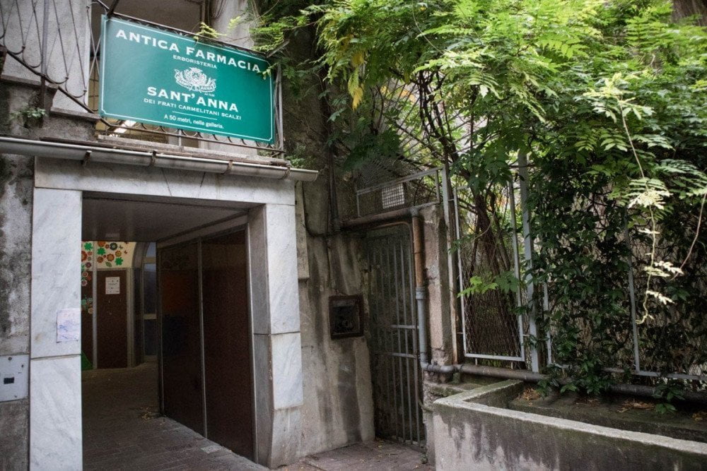 Ingresso del tunnel pedonale dell'ascensore Magenta-Crocco di Genova da cui si accede all'ascensore dell'Antica Farmacia Sant'Anna dei frati carmelitani scalzi