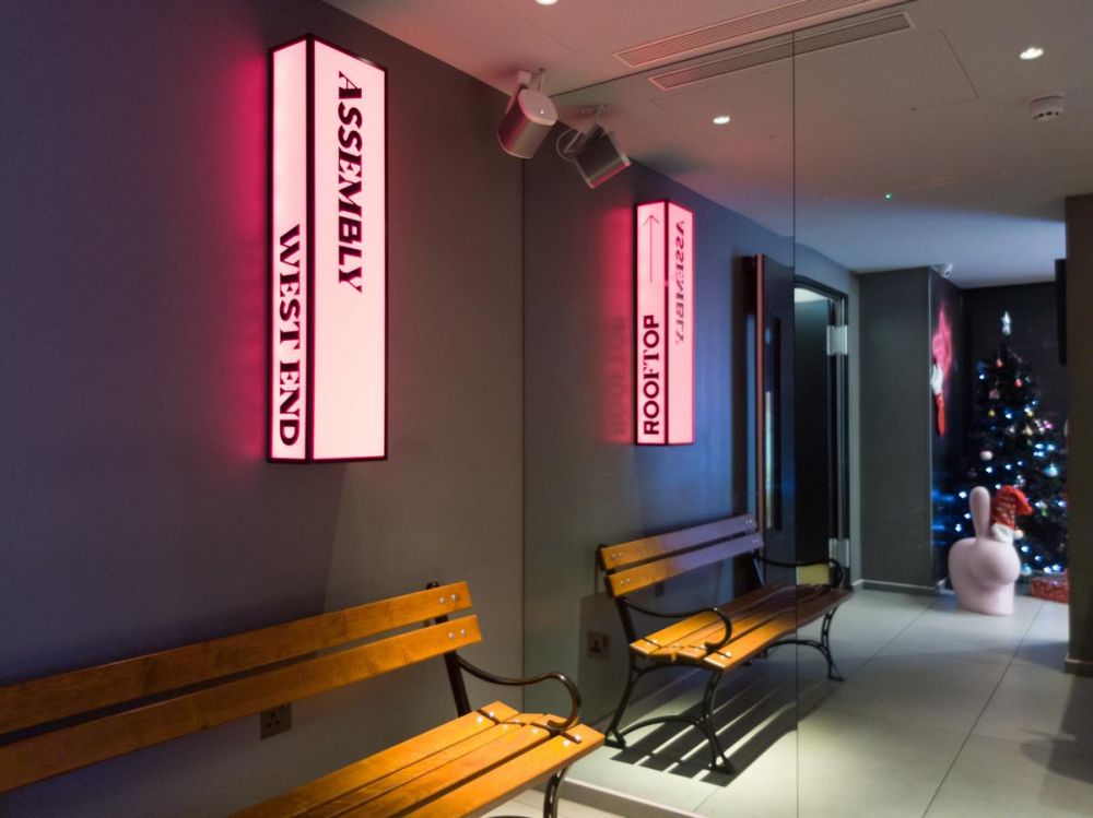 Il corridoio con gli ascensori all'Assembly Hotel di Londra