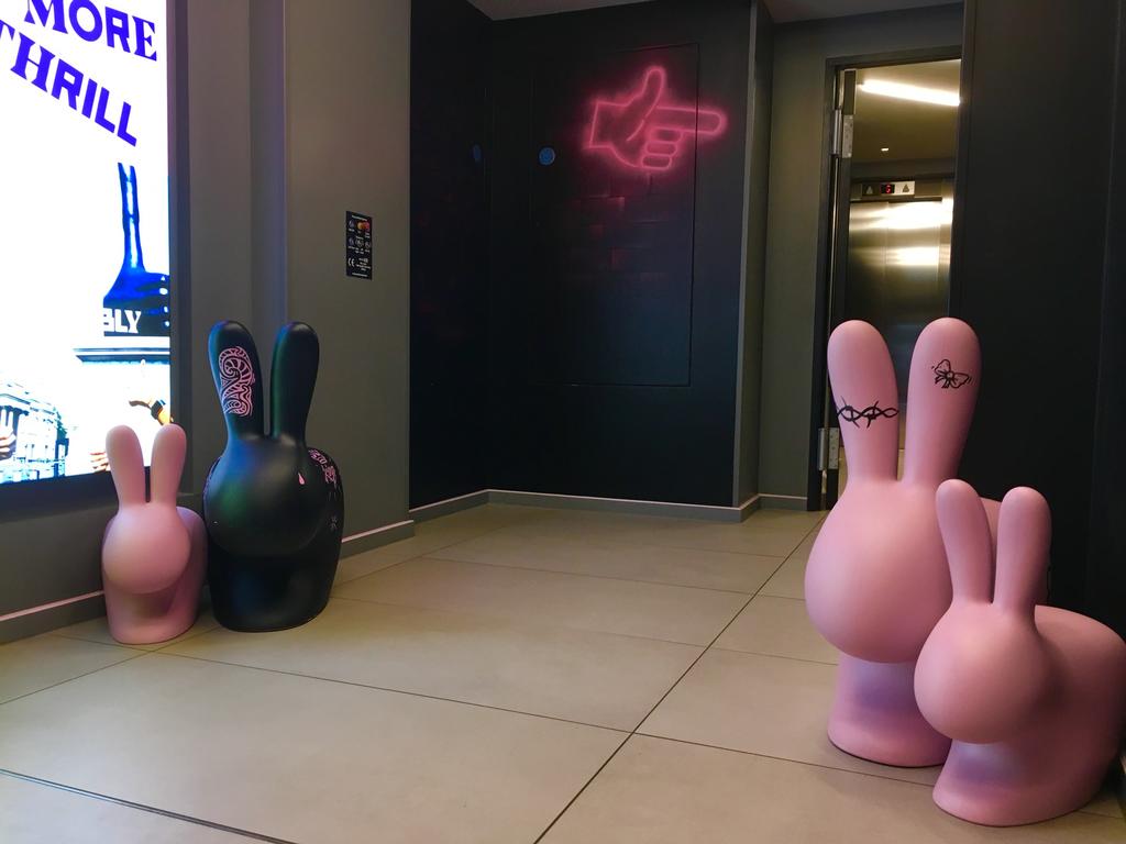 La hall dell'Assembly Hotel di Londra