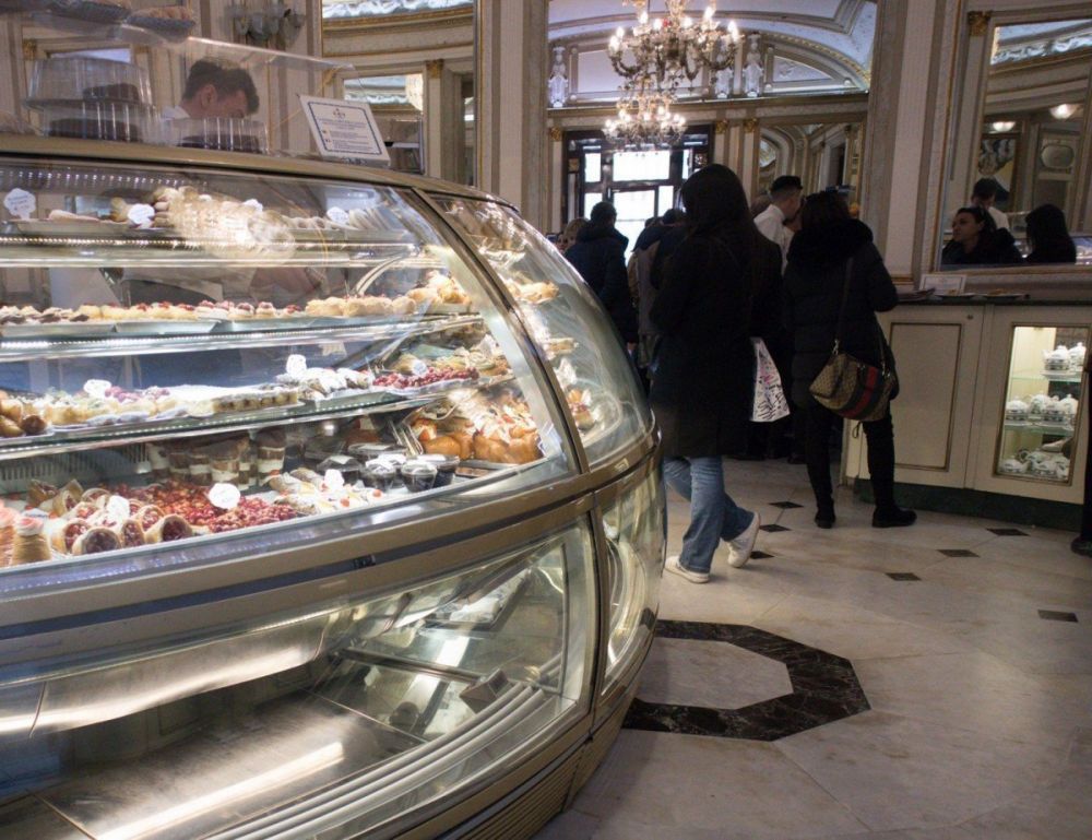 Atrio del Gran Caffè Gambrinus di Napoli con pasticceria fresca esposta nel banco frigo