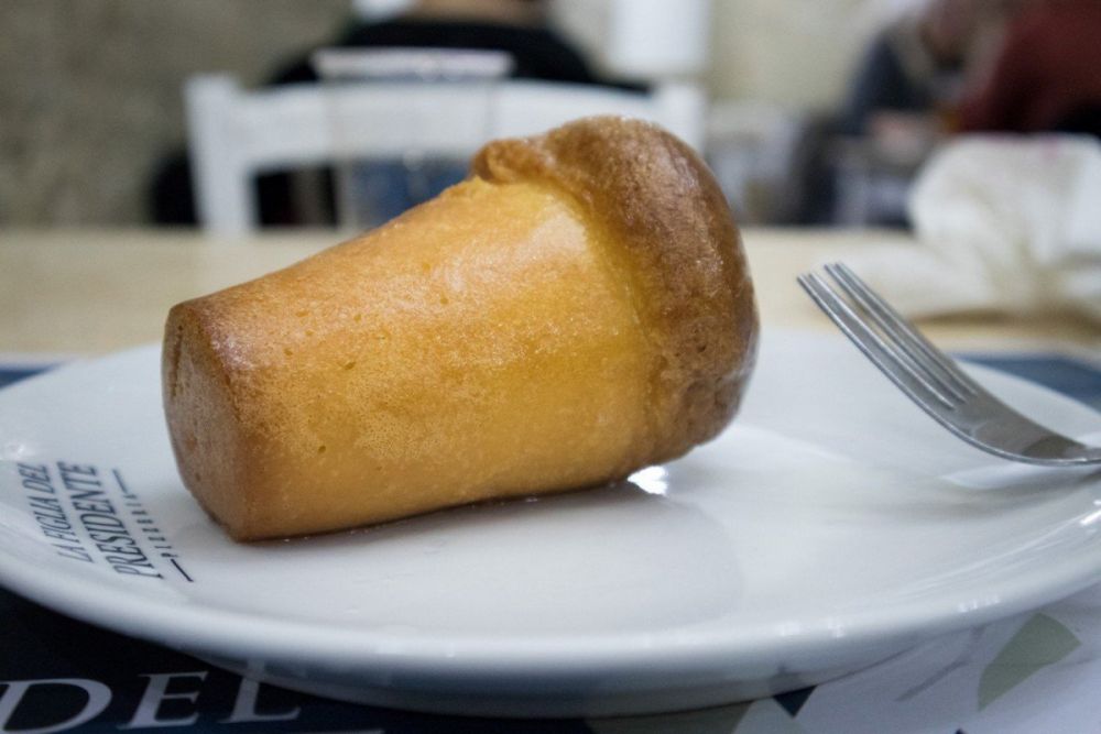 Babà servito alla pizzeria La Figlia del Presidente a Napoli