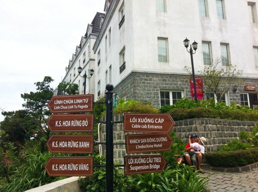 I cartelli turistici nella piazza principale di Ba Na Hills in Vietnam