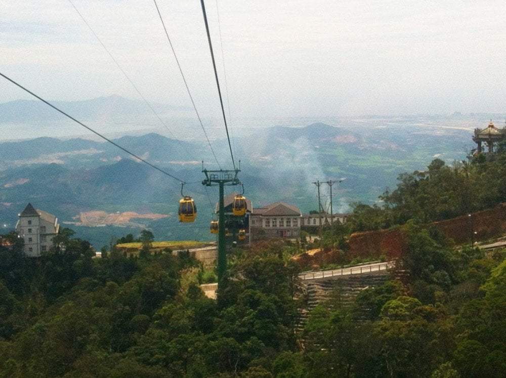 La collina di Ba Na vista dalla sua funivia