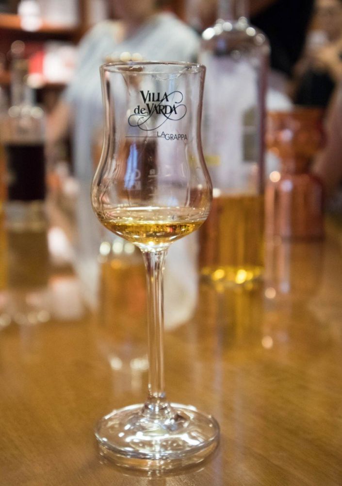 Calice di grappa riserva invecchiata in barrique Villa de Varda