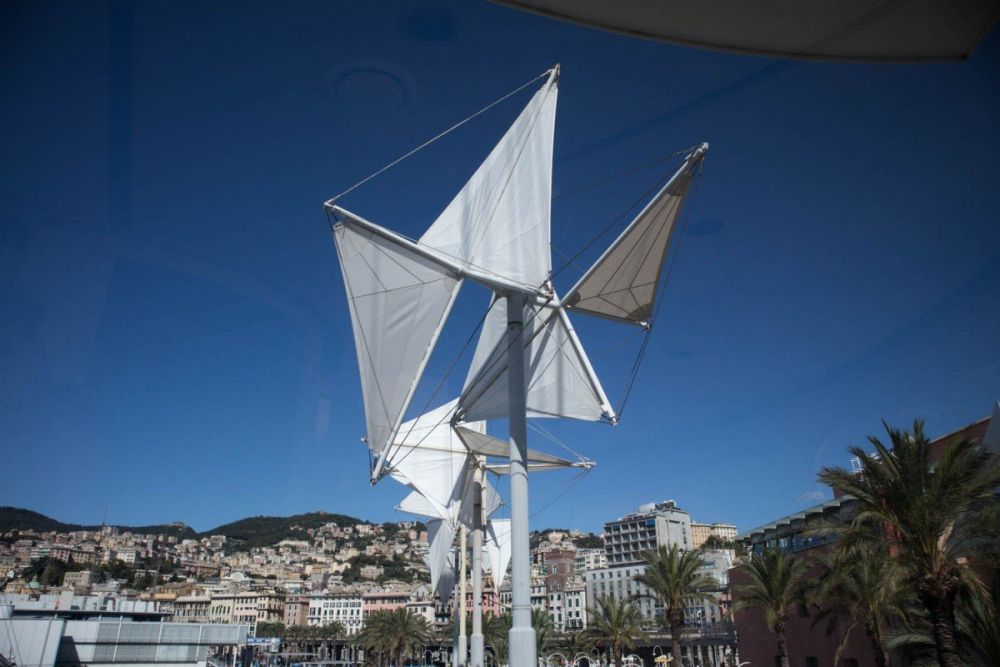 La scultura Il vento di Colombo di Susumu Shingu a Porto Antico, di fianco al Bigo di Genova