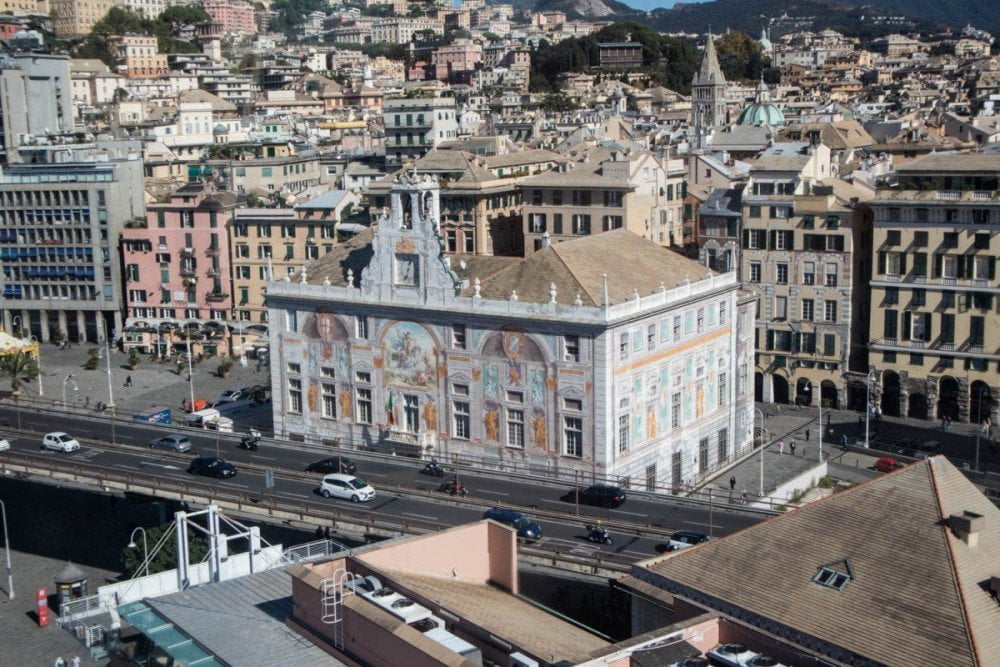 Vista su Palazzo San Giorgio dal Bigo di Genova