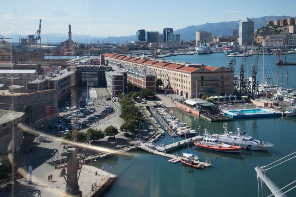 Vista sul Porto Antico dall'ascensore panoramico Bigo a Genova