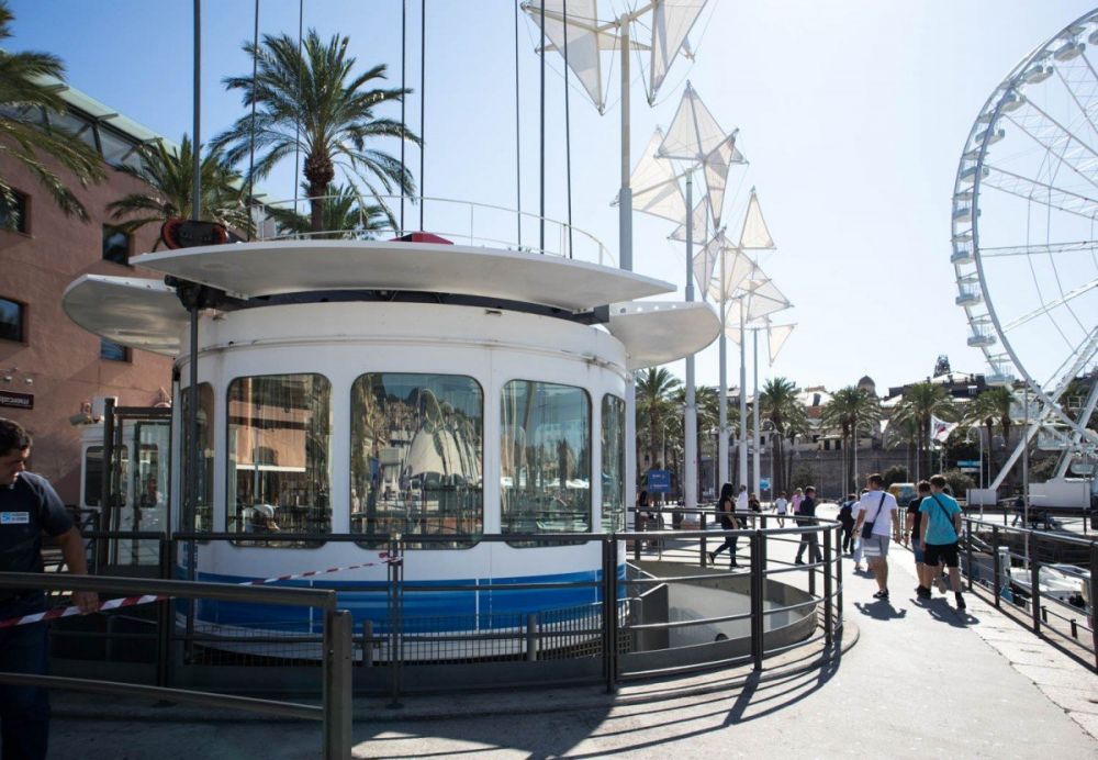 La cabina dell'ascensore panoramico Bigo di Genova a Porto Antico