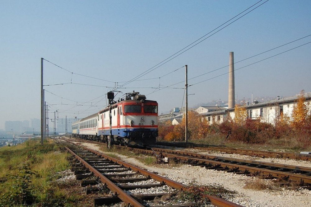 Binari vicino alla stazione ferroviaria di Sarajevo