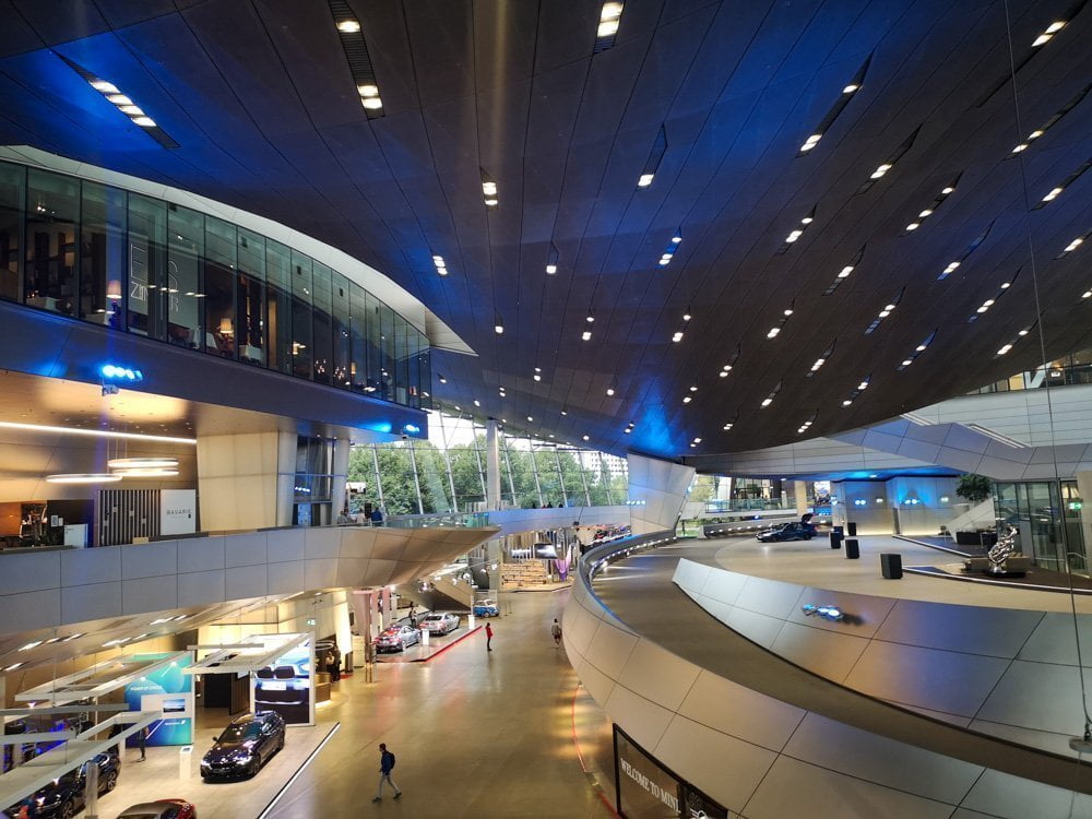 Interno dell'edificio BMW Welt che ospita lo showroom di auto e moto a marchio BMW, MINI, Rolls-Royce Motor Cars and BMW Motorrad