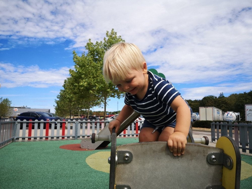 Britalian baby al parco giochi di un Autogrill in Francia