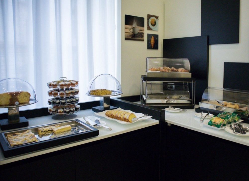 Il buffet dolce e salato della colazione all'hotel Palazzo Firenze di Napoli