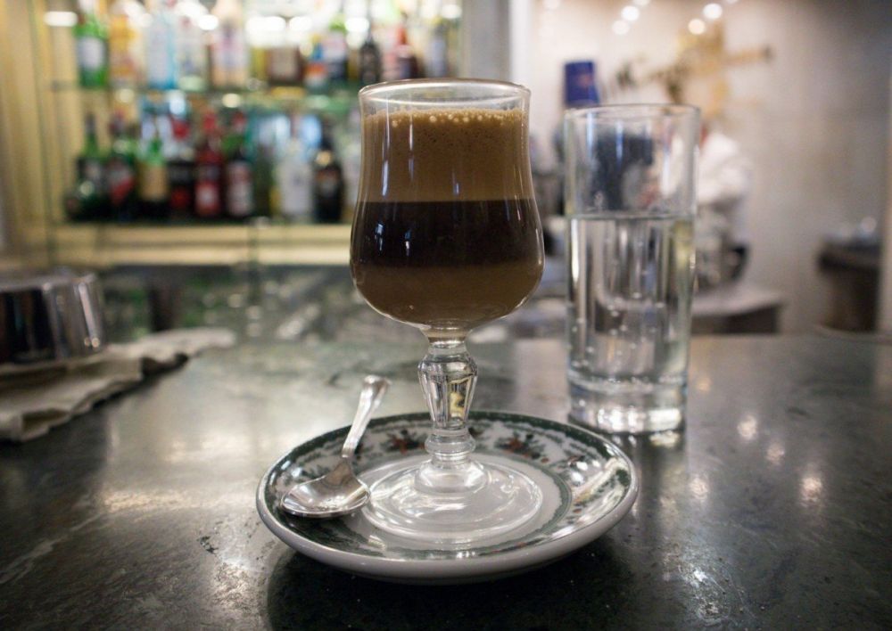 Caffè alla nocciola al banco del Gran Caffè Gambrinus di Napoli