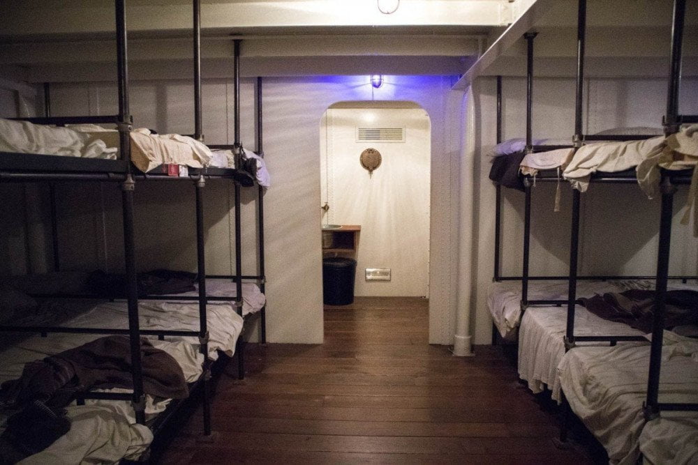 Riproduzione di una camerata di terza classe nell'esposizione Memoria e Migrazioni al Galata Museo del Mare di Genova