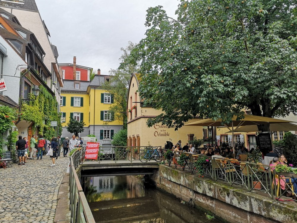 Canale nel centro storico di Friburgo in Brisgovia in Germania