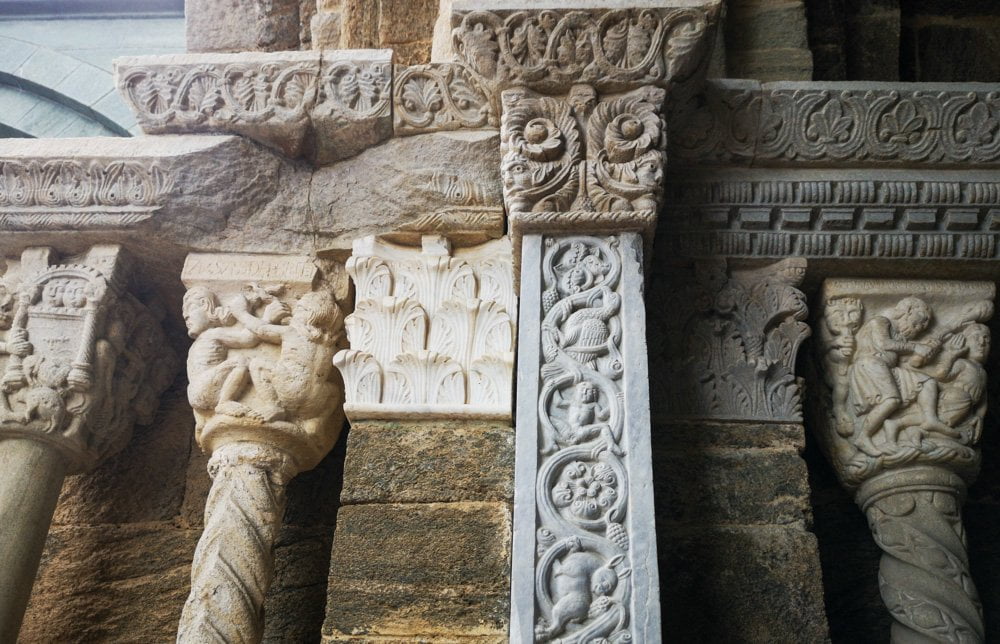 Decorazioni e capitelli sul Portale dello Zodiaco della Sacra di San Michele