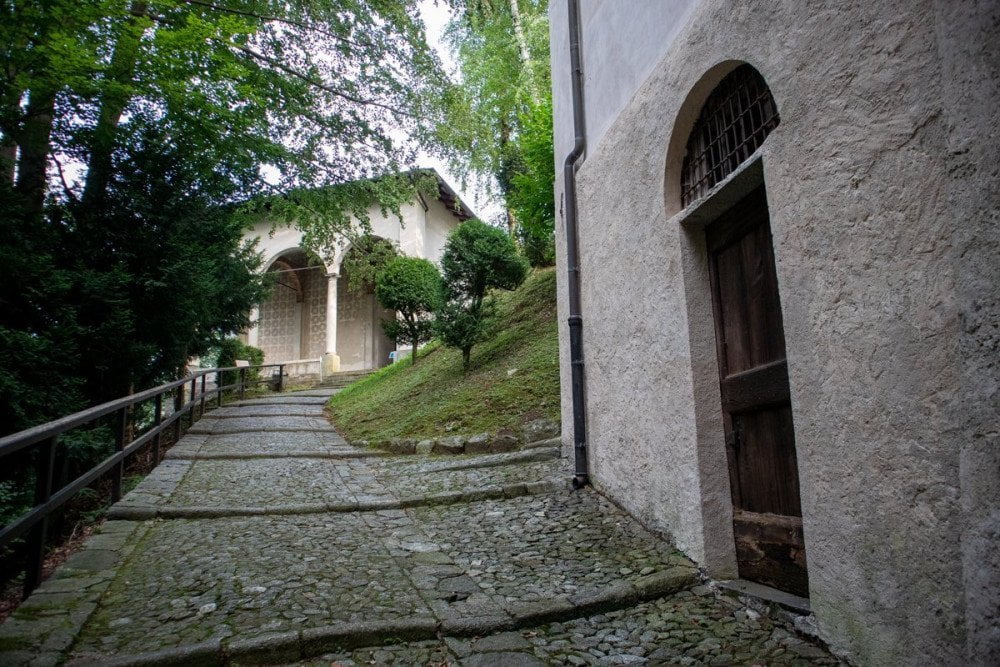 Sentiero del Sacro Monte di Varallo che porta alle cappelle che compongono la "Nuova Gerusalleme"