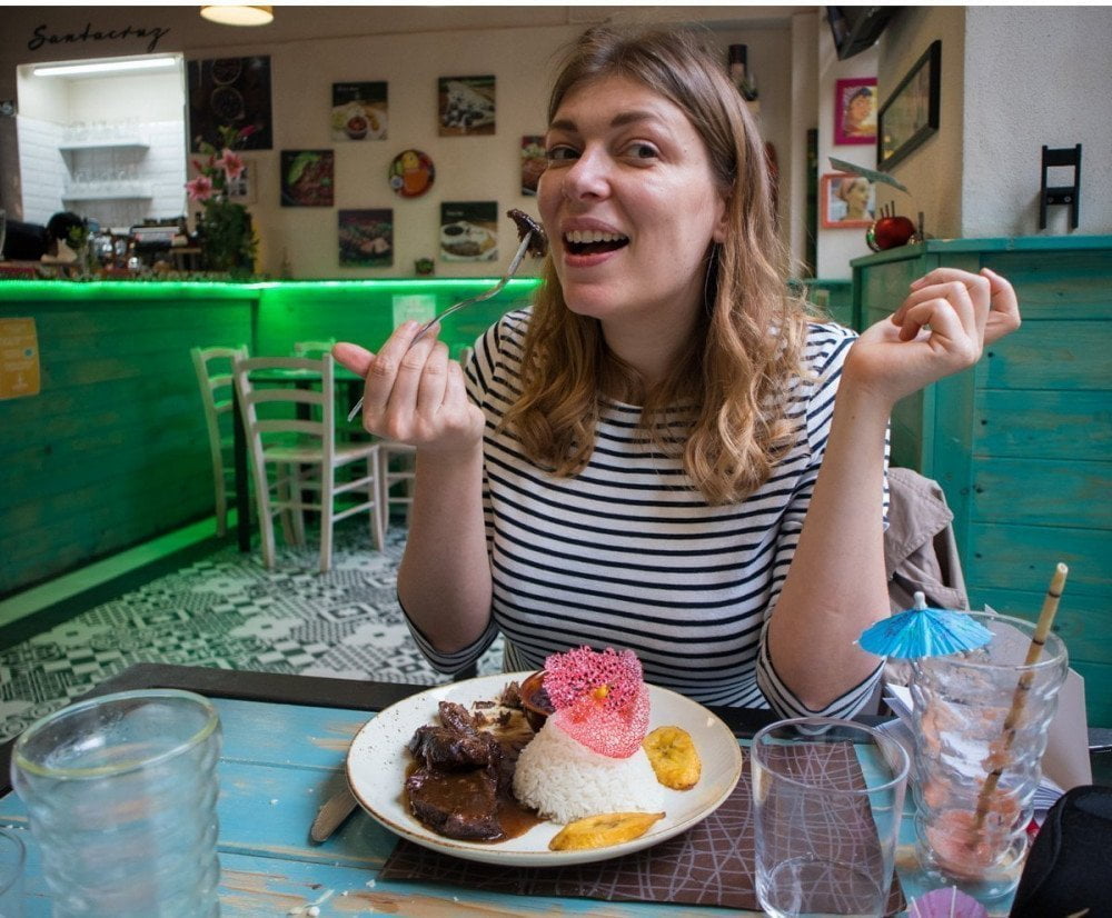 Paola Bertoni mangia l'asado negro al ristorante venezuelano Caribbean Bistrot di Torino
