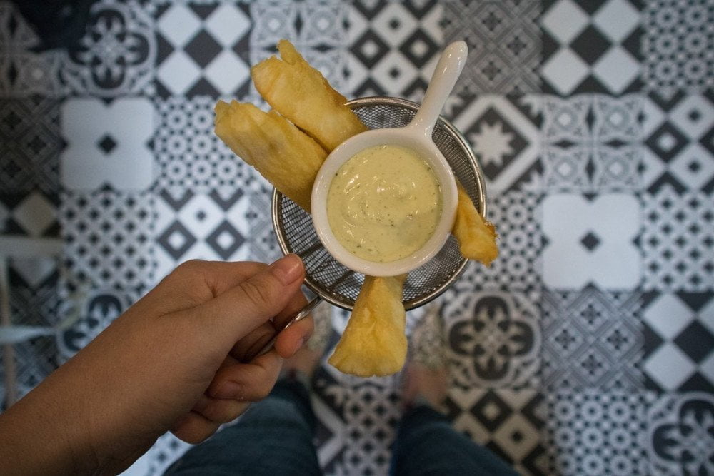 Yuca fritta e salsa all'aglio del ristorante venezuelano Caribbean Bistrot di Torino