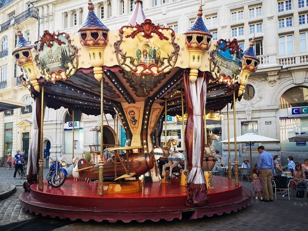 Giostra carosello dedicata a Gustave Eiffel a Digione