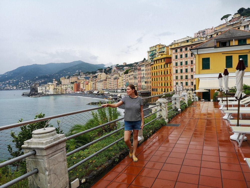 Paola Bertoni sulla terrazza della piscina dell'hotel Cenobio dei Dogi di Camogli