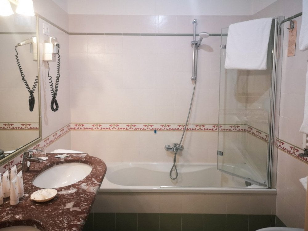 Bagno con vasca all'hotel Cenobio dei Dogi di Camogli