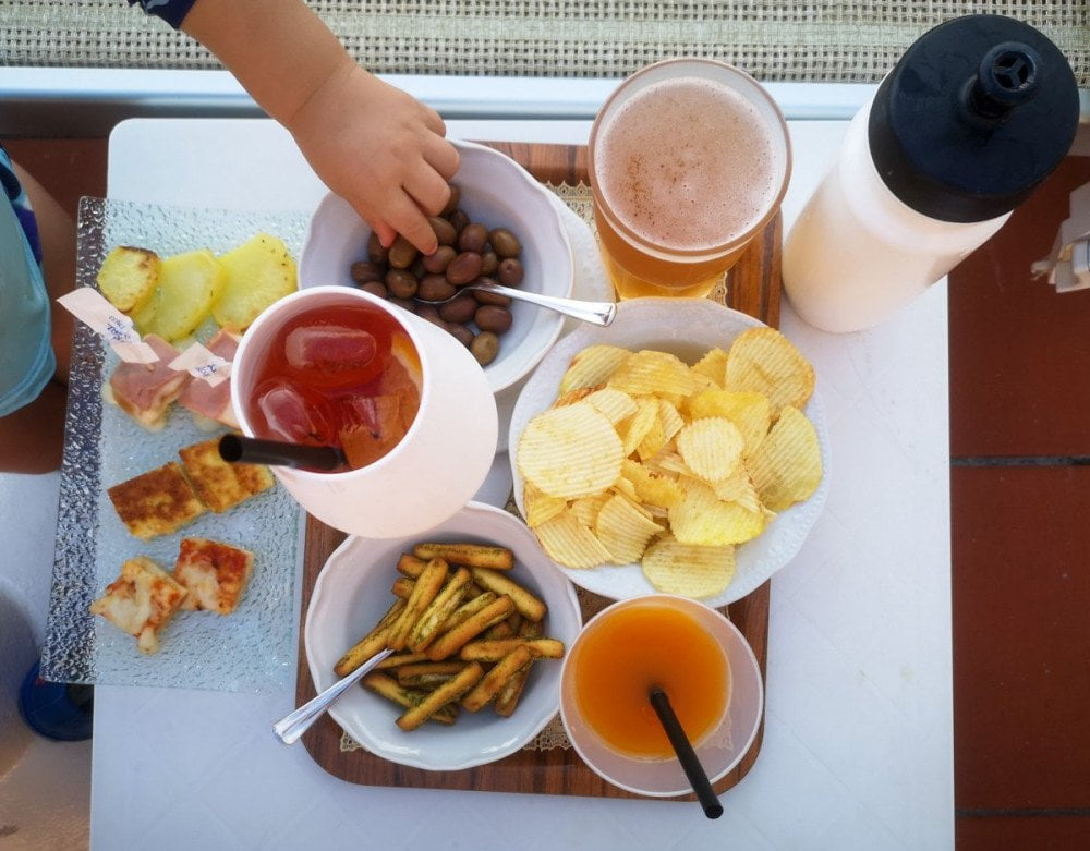 Aperitivo a bordo piscina all'hotel Cenobio dei Dogi di Camogli