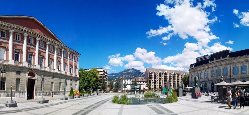 Centro di Chambery con Palazzo di Giustizia a sinistra e Museo di Belle Arti a destra