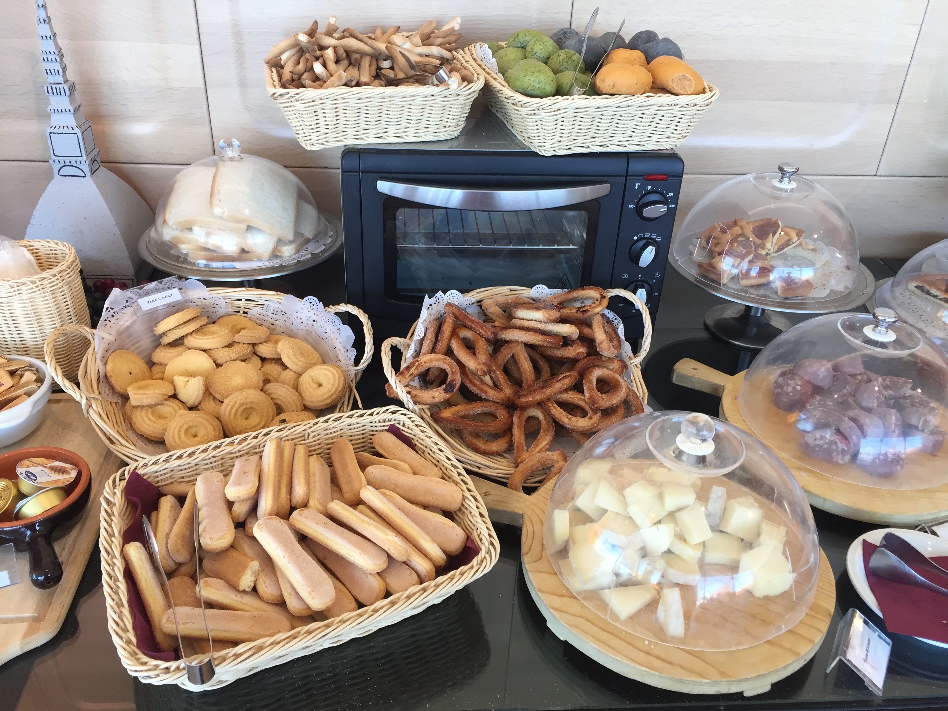 Il buffet freddo alla Piemonte Lounge dell'aeroporto di Torino