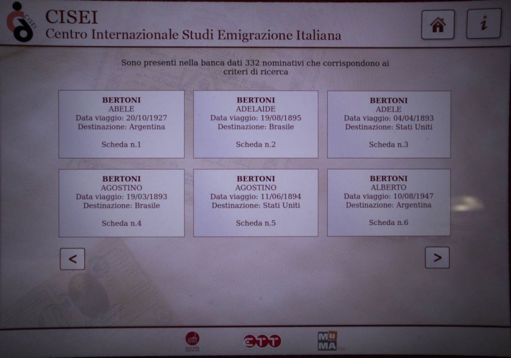 Ricerca emigranti alla postazione interattiva del CISEI Centro Internazionale Studi Emigrazione Italiana nel padiglione MEM Memoria e Migrazioni al Galata Museo del Mare di Genova