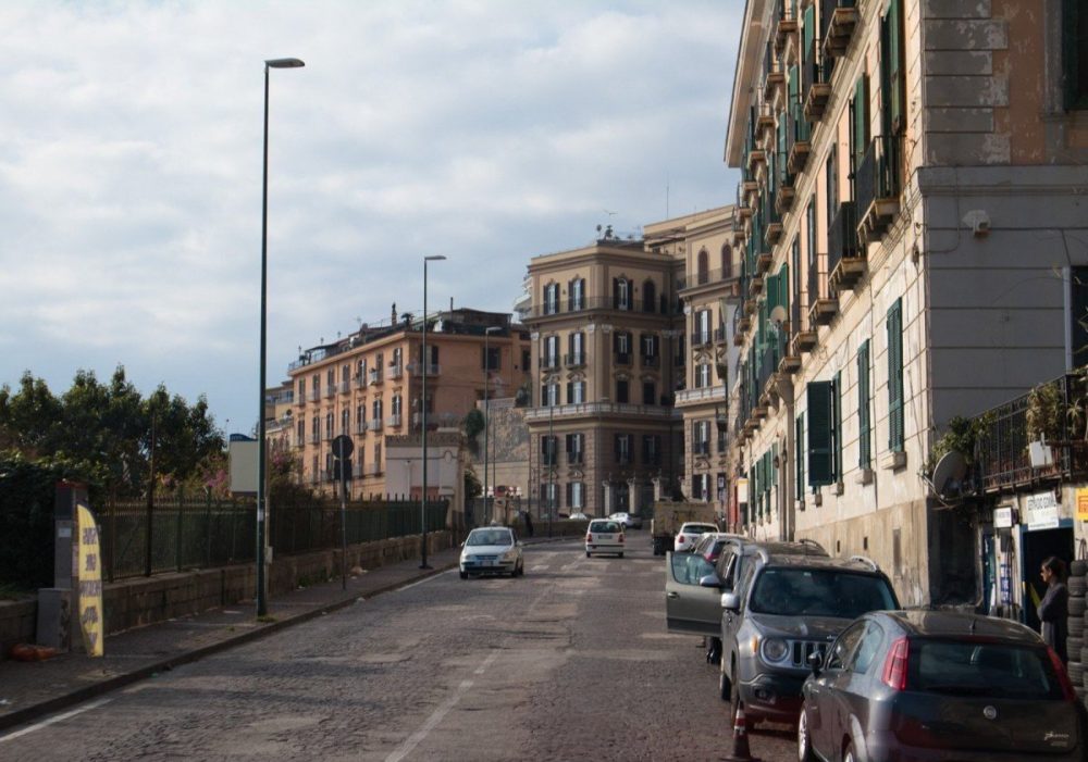 La collina di Posillipo vista dal bus City Sightseeing di Napoli lungo il percorso le Vedute del Golfo