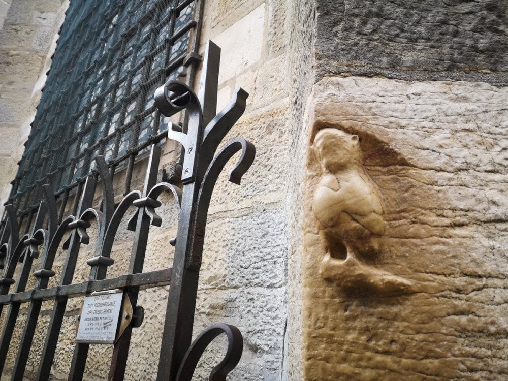 La civetta di Digione consumata dagli sfregamenti dei passanti