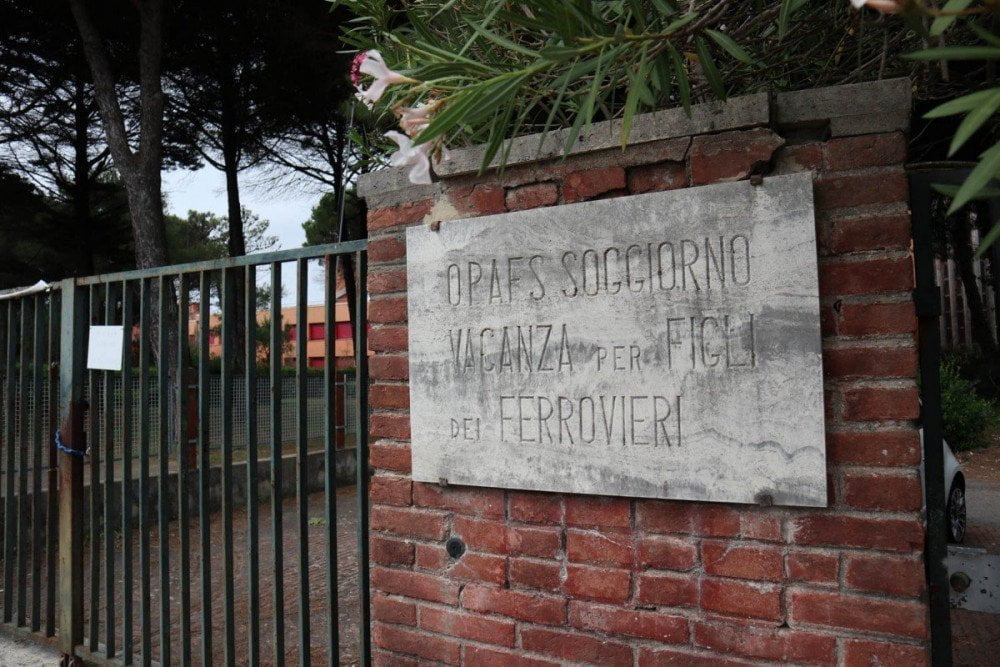 Targa all'ingresso della colonia marina di Calambrone di proprietà delle Ferrovie dello Stato