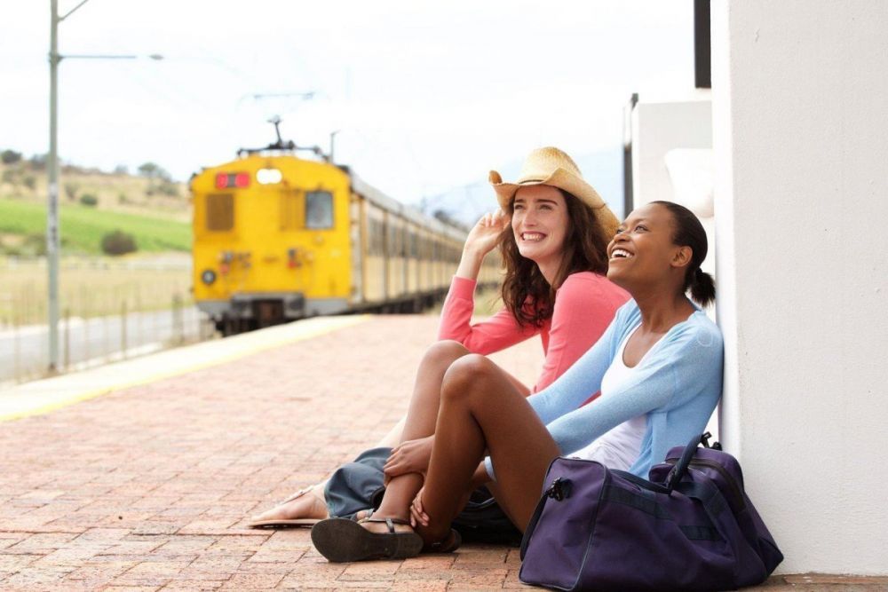 Immagine di stock ragazze in viaggio in stazione