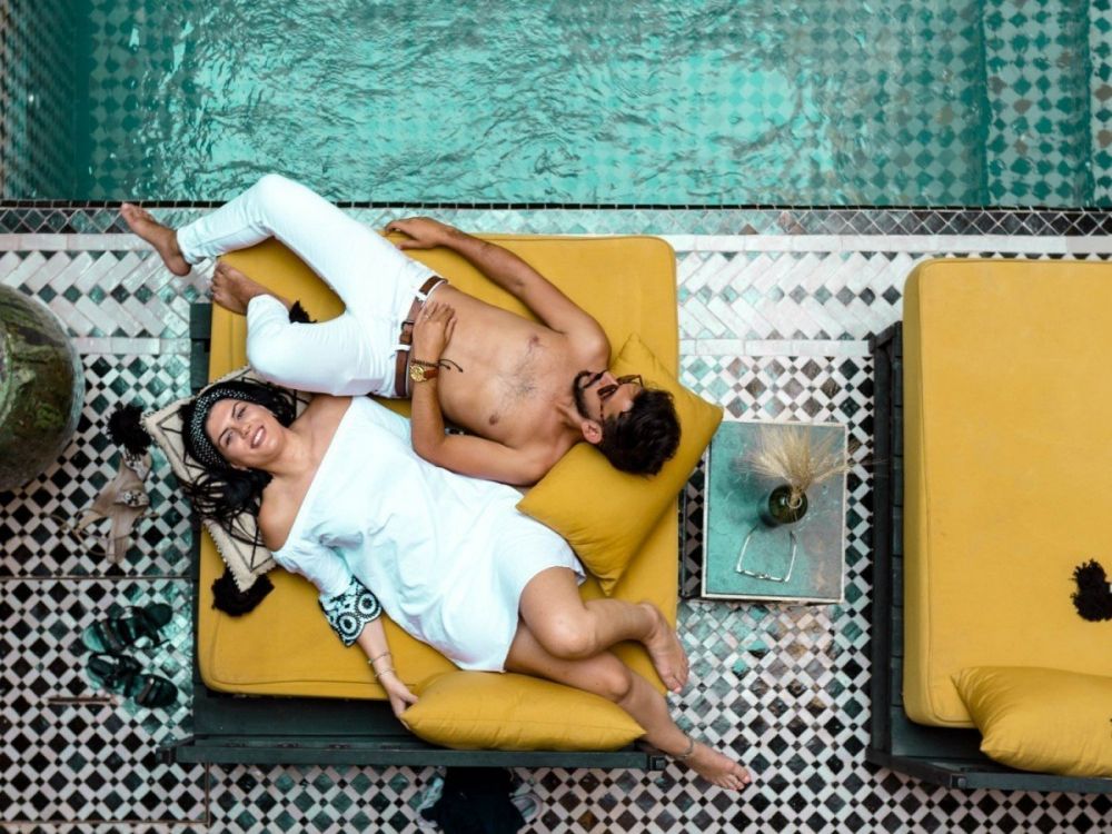 Immagine di stock coppia in viaggio in riad in Marocco